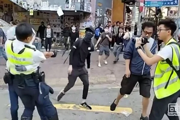 Hong Kong'ta tansiyon yüksek; polis, canlı yayında göstericiyi vurdu!