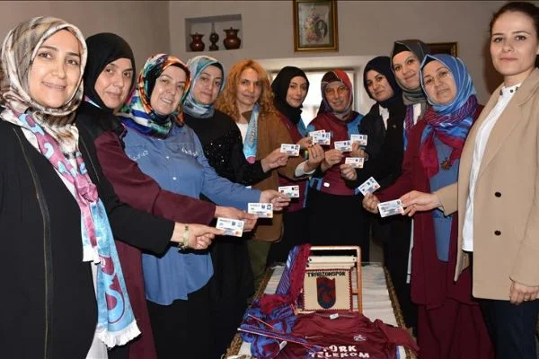 İlk kez gidecekleri maçta örgü örüp tezahürat yapacaklar
