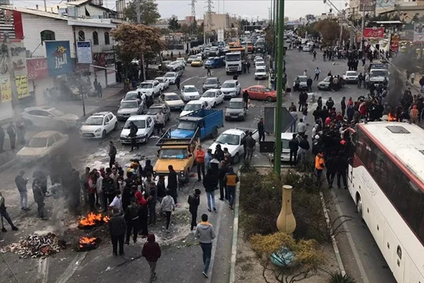 İran'da benzin zammı protestoları devam ediyor
