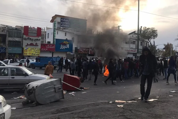 İran'da benzin zammından elde edilen gelir halka dağıtılmaya başlandı