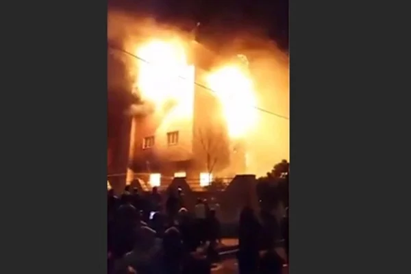 İran'da protestocular belediye binasını ateşe verdi