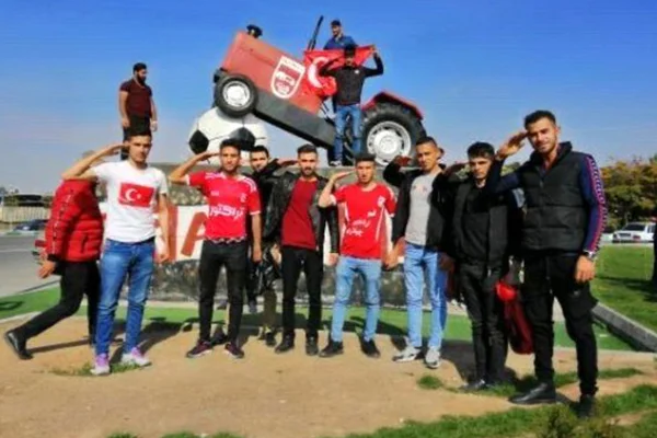 İran'da taraftarlardan Barış Pınarı Harekatına destek: 80 bin kişi hep bir ağızdan 'Türkiye' diye haykırarak, asker selamı verdi