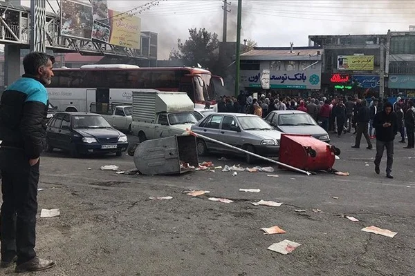 İran'ın Şiraz ve Kerec kentlerinde 180 kişi gözaltına alındı