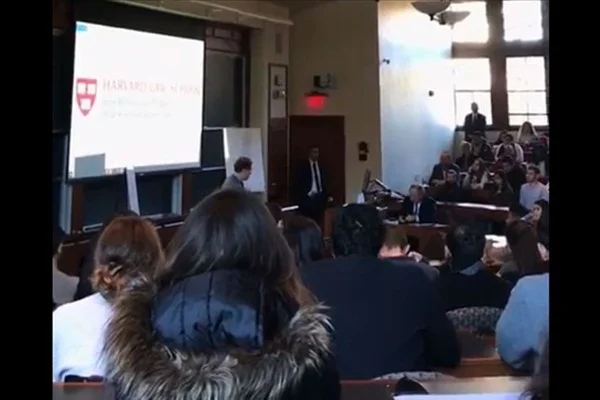 İsrail'in New York Başkonsolosu'nun konferansında öğrenciler salonu terk etti