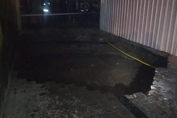 İzmir'de yol çökmesi: 3 kişi çukura düştü