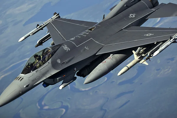 Japonya'da bir F-16 yanlışlıkla bomba bıraktı