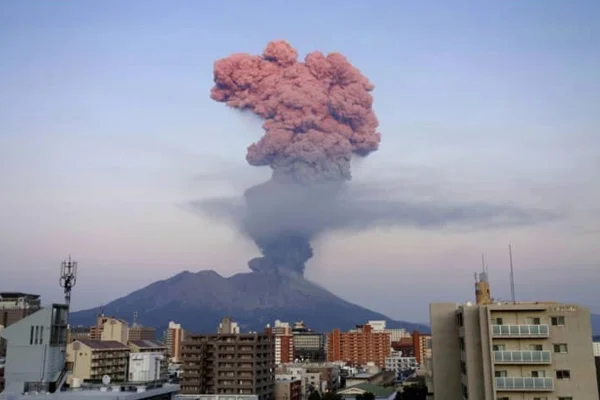 Japonya'da Sakurajima Yanardağı patladı