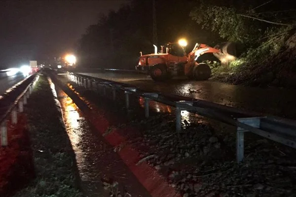 Karadeniz Sahil Yolu'nun Artvin yönü ulaşıma kapandı