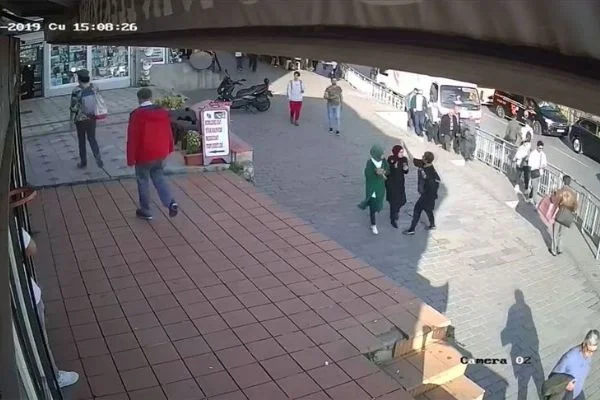 Karaköy'de bir kadın, yanından geçen başörtülü kıza saldırdı