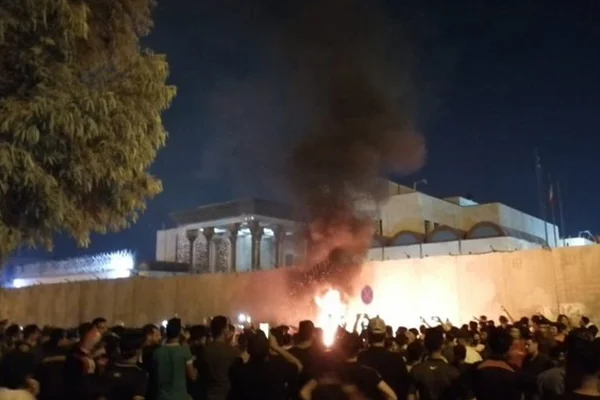 Kerbela'da tehlikeli gelişme! AFP: İran Konsolosluğu önünde 3 Iraklı protestocu vurularak öldürüldü