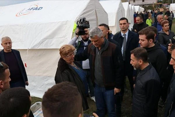 Kosova Cumhurbaşkanı'nın Dıraç ziyareti sırasındaki deprem paniğe yol açtı