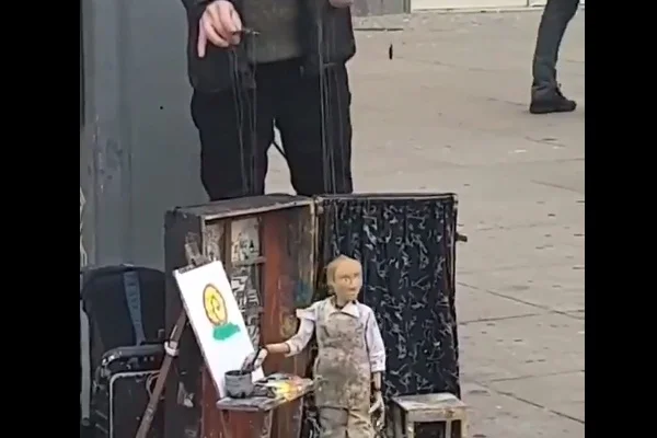 Kuklaya resim yaptırdı