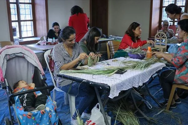 Kuruyan palmiye yaprakları kadınların gelir kapısı oldu