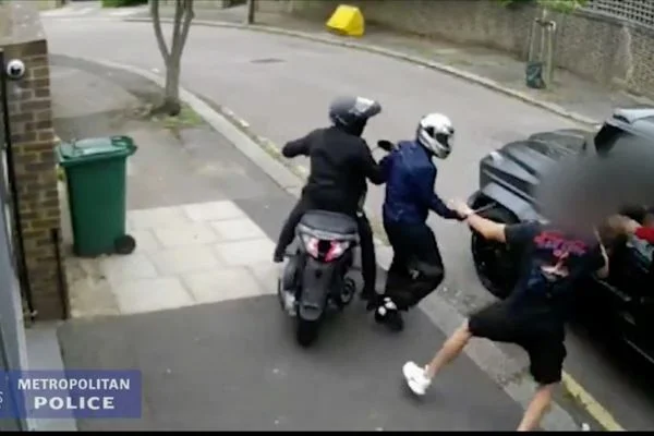 Londra polisi Mesut Özil'e saldırının yeni görüntülerini yayınladı