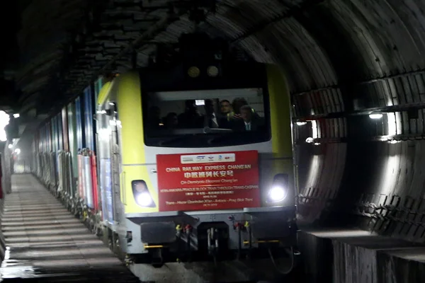 Marmaray'dan tarihi geçiş: Çin'den gelen tren Marmaray'dan Avrupa'ya geçti
