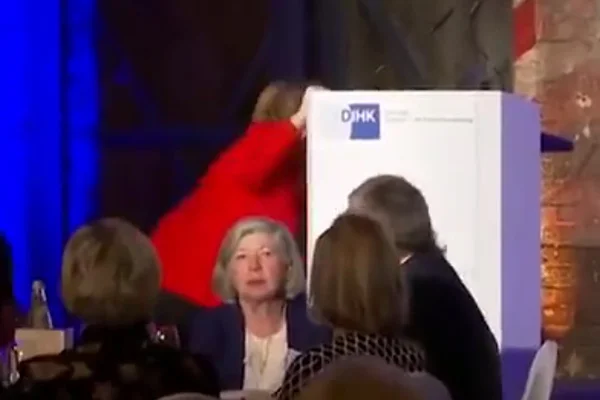 Merkel kürsüye çıkarken yere düştü