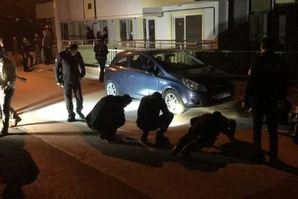 Motosikletiyle evine giderken silahla başından vuruldu