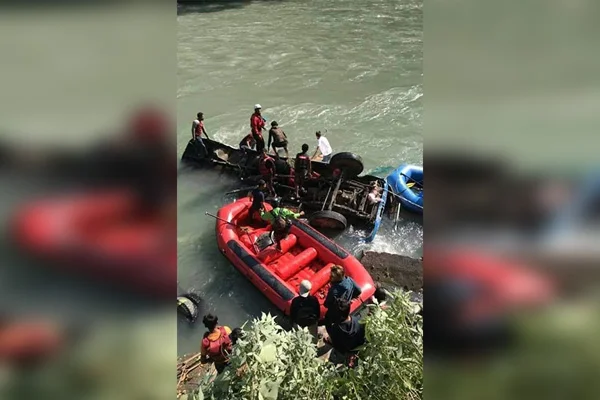 Nepal'de otobüs nehre düştü: 17 ölü