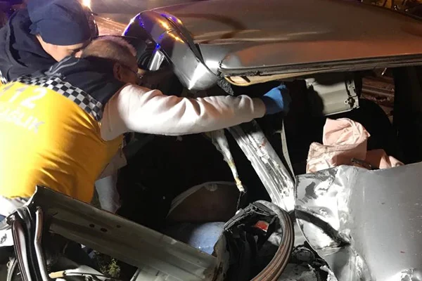 Niğde'de yük treni otomobile çarptı: Ölü ve yaralılar var
