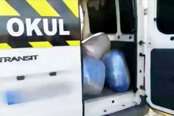 Okul servisine uyuşturucu operasyonu
