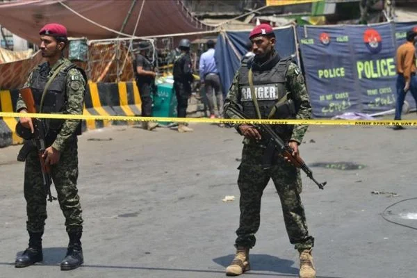 Pakistan'da güvenlik görevlilerinin aracına saldırı: 5 ölü