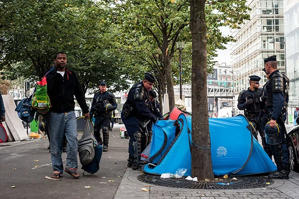 Paris'te düzensiz göçmenlerin barındığı kamplar tahliye edilecek