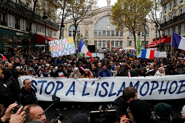 Paris'te on binler, 'İslamofobi'ye karşı yürüdü
