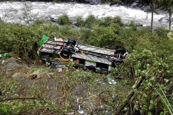 Peru'da otobüs uçuruma yuvarlandı: 19 ölü