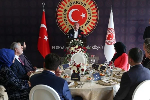 Şentop İstanbul'da öğretmenlerle bir araya geldi