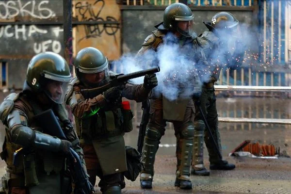 Şili'de güvenlik güçlerine protestolar sırasında havalı silah kısıtlaması