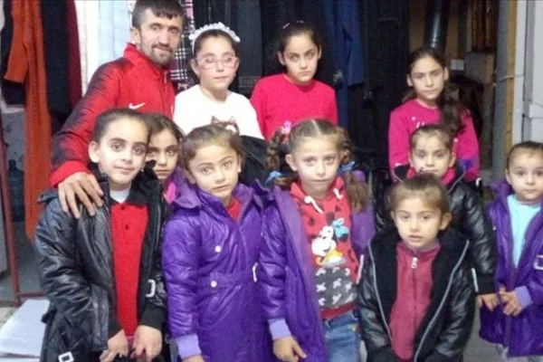 Simitçi Erkan Suriyeli yetimlere kışlık ayakkabı ve mont ulaştırdı
