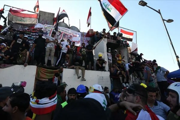 Sistani'nin hükümete çağrısı sonrası Bağdatlılar Tahrir Meydanı'na akın etti
