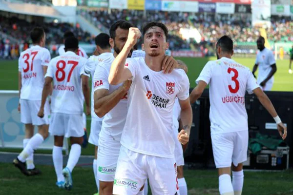 Sivasspor, deplasmanda Denizlispor'u 2-0 ile geçti!