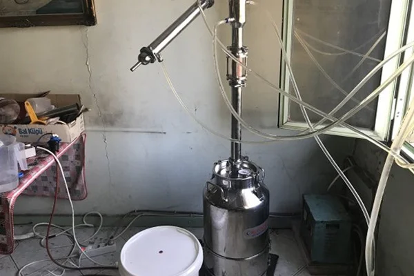 Süt sağma makinesiyle sahte rakı ürettiler