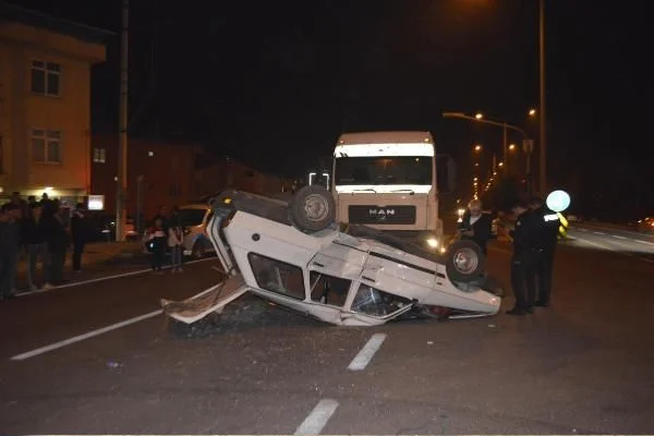 Tıra çarpan otomobil takla attı: 6 yaralı