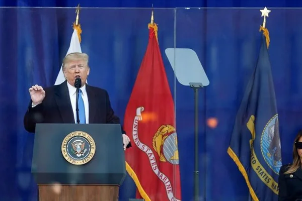 Trump'tan ilginç önlem: Kurşun geçirmez camın arkasından konuştu
