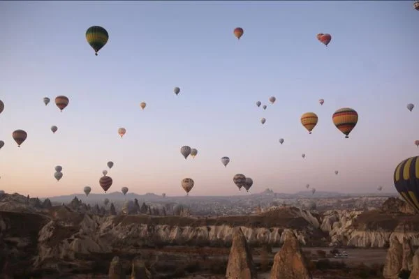 Turistler Kapadokya'yı 4 mevsim balonla keşfediyor