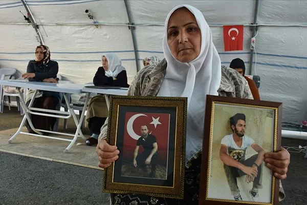 'Türk bayrağı altında doğduk Türk bayrağı altında da öleceğiz'