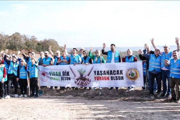 ÜSİMDER üyeleri Ömerli'de fidan dikti