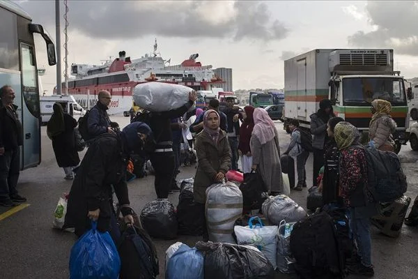 Yunan adalarındaki düzensiz göçmenler ana karaya taşınıyor