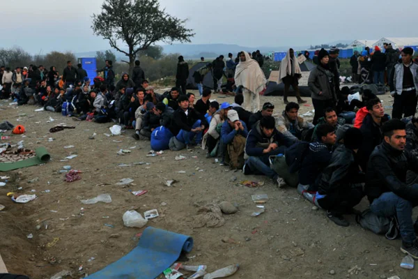 Yunanistan'daki mülteci kampında 9 aylık bebek susuzluktan can verdi
