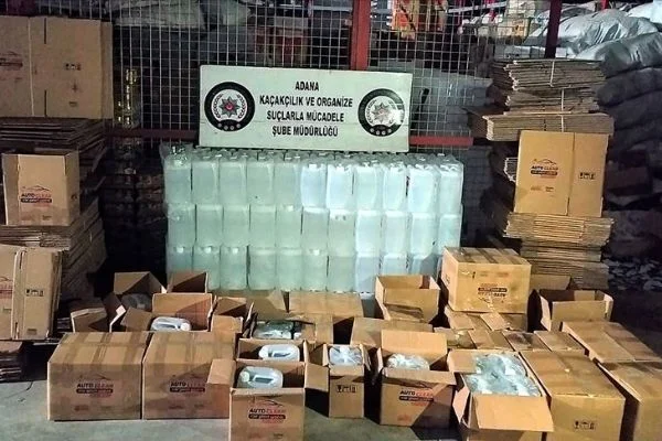 Adana'da 'antifrizli cam suyu' yazılı kolilerde bin litre etil alkol ele geçirildi