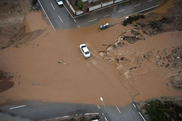 Adana'da sağanak ve taşkınlar hayatı olumsuz etkiliyor
