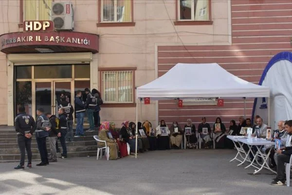 Ailesini 'evlat nöbeti'nde gören terör örgütü mensupları PKK'dan kaçmak istiyor