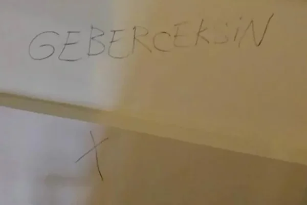 Alevi ailelere yönelik bir provokasyon daha: 3 evin duvarına ''gebereceksin'' yazıldı