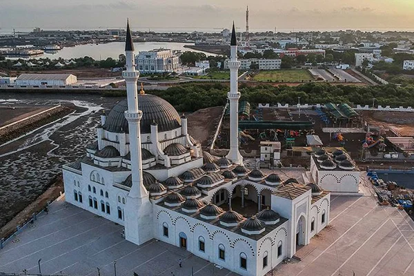 Alman DW, Afrika'daki cami yapımından rahatsız