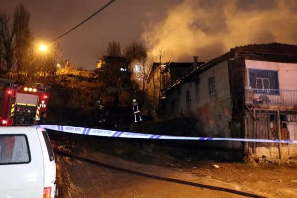Ankara'da üç gecekondu kül oldu