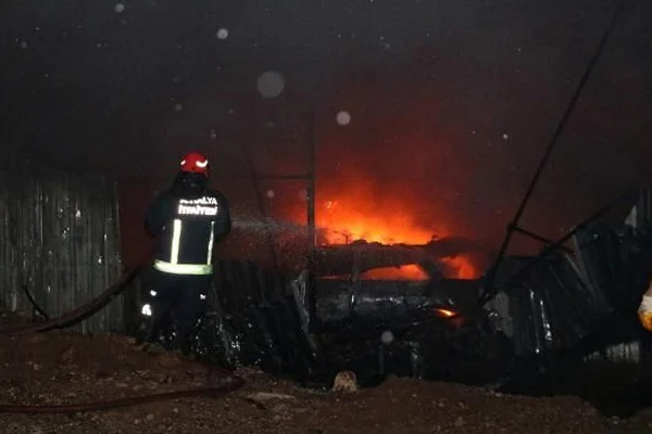 Antalya'da depo yangını: Araçlar kül oldu