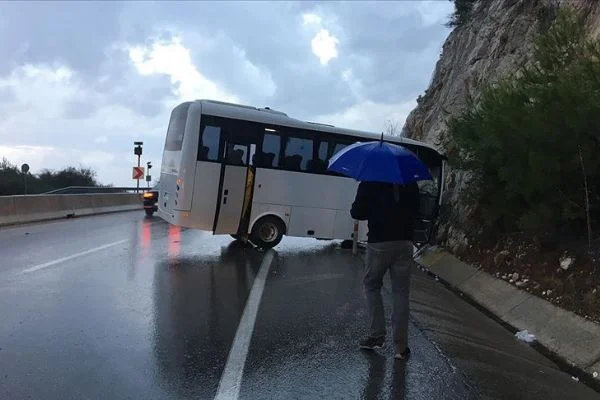 Antalya'da trafik kazası: 17 yaralı