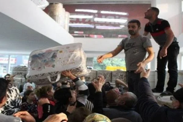 Antalya'da ucuz yorgan ve battaniye izdihamı